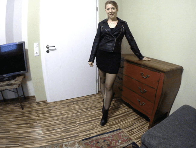 Mit TRIEFENDER SPERMA-FOTZE zur ROCK-PARTY - NYLONS und XXL CREAMPIE