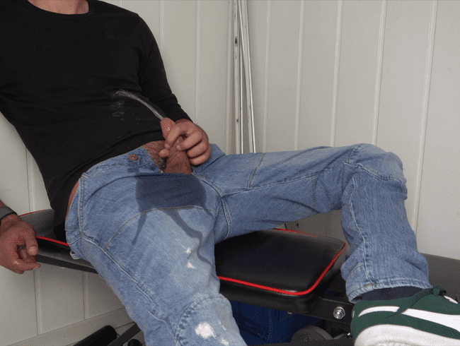 wichsen und pissen in Jeans