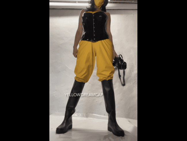 Regenhose kniehohe Gummistiefel latexcorsage mit Gasmaske