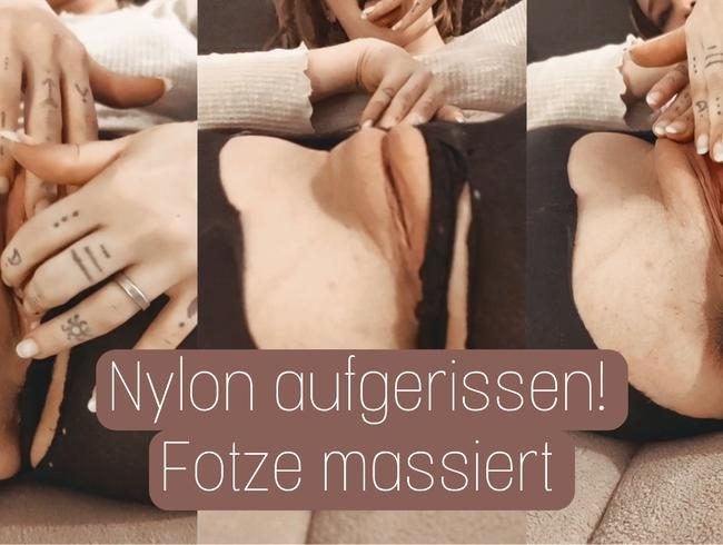 Nylon aufgerissen und die Fotze massiert!