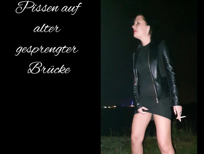 Pissen auf alter gesprengter Brücke.