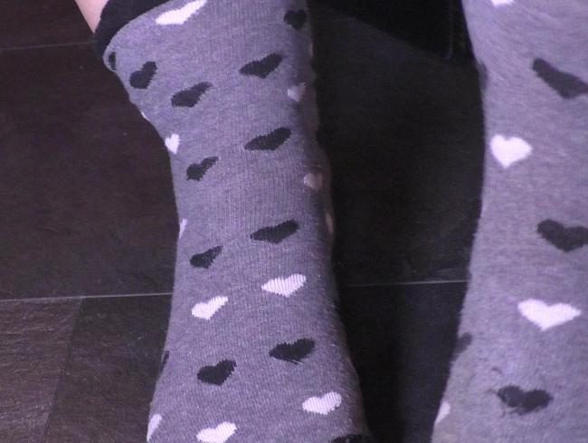 Herzchensocken anziehen