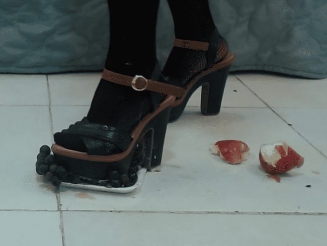 Obst zerkleinern mit meinen High Heels