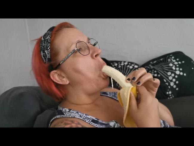 Oralsex an der Banane. So würde ich deinen Schwanz schlucken und blasen...