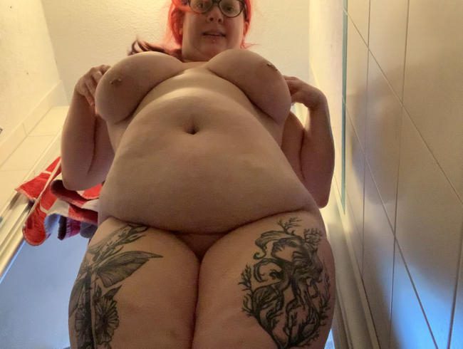 Nacktes Posing, BBW aus der Froschperspektive