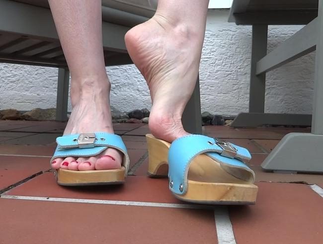 Shoeplay auf der Garten Terrasse hellblaue Holzpantoletten Teil 4