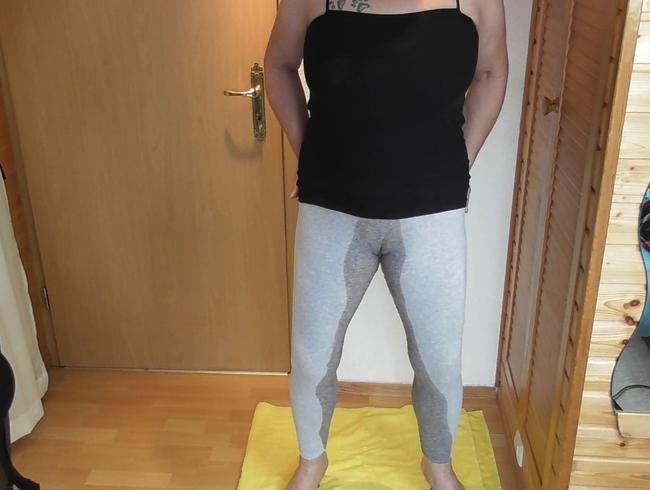 In die enge Leggings gepisst...