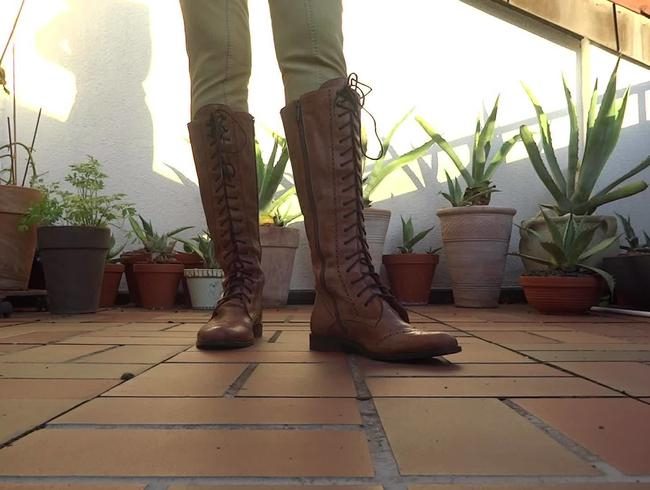 Schnürstiefel auf der Terrasse