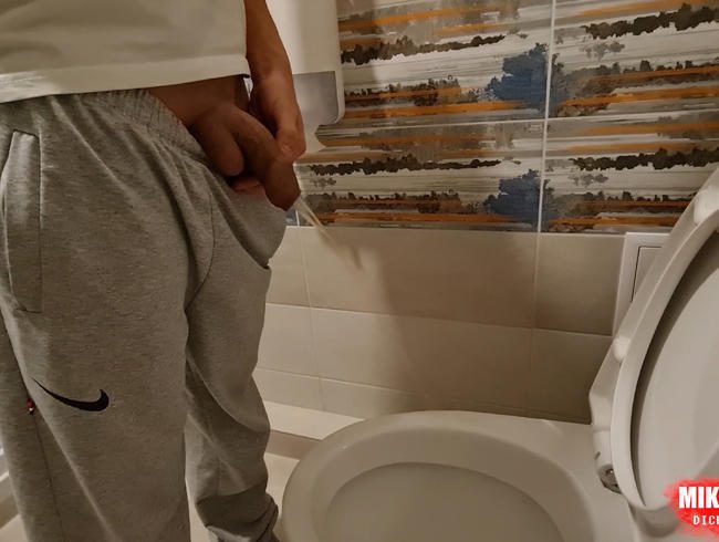 Typ filmt ihn beim Pinkeln in die Toilette