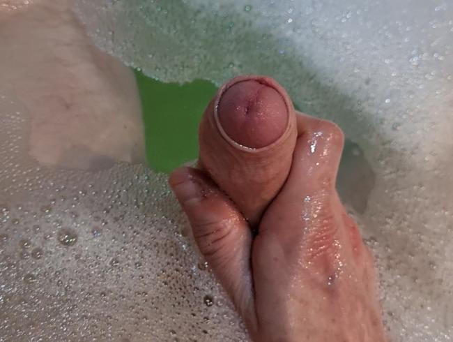 Geil gewichst beim Baden