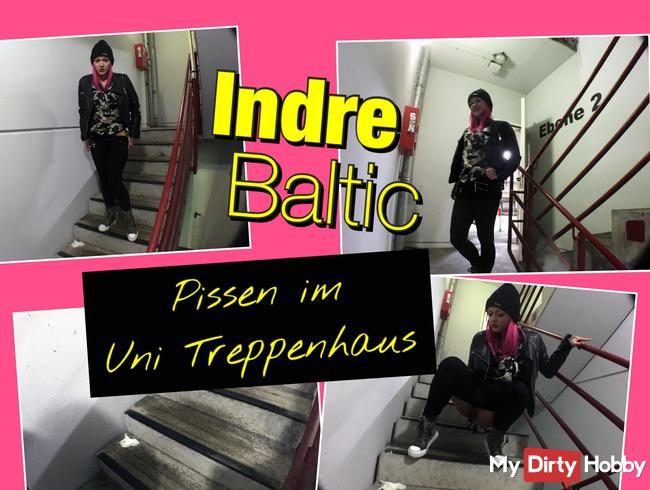 OMG - Studentin pisst frech im Uni-Treppenhaus