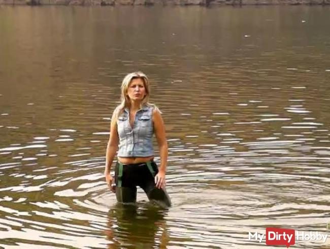 Outdoors in Waders und Spandex Leggins in einem Fluss