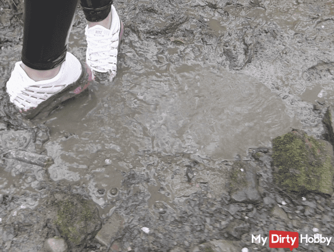 Sneaker werder eingesaut im Matsch / Mud / Lack wetlook Leggins / Daunenjacke