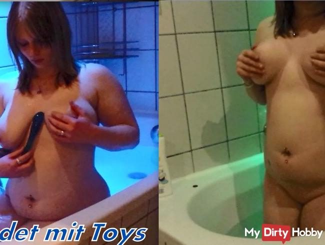 Teen badet mit Toys!