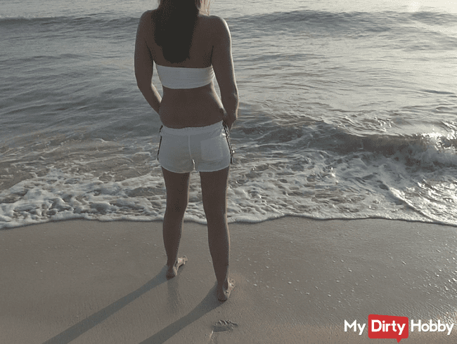 Urlaubs - Video : In vintage Shiny Glanz wetlook Shorts am Strand & ins Wasser gegangen