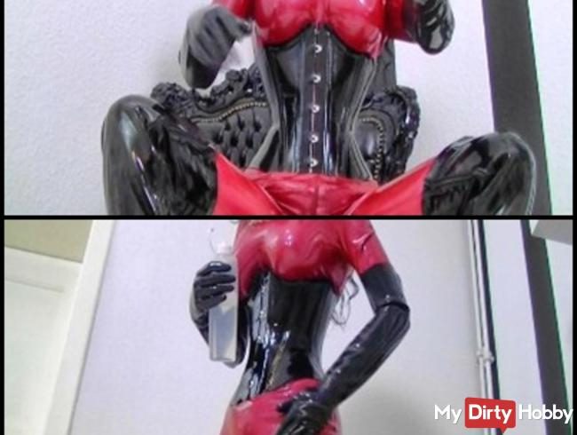 Latexlady ölt sich ein