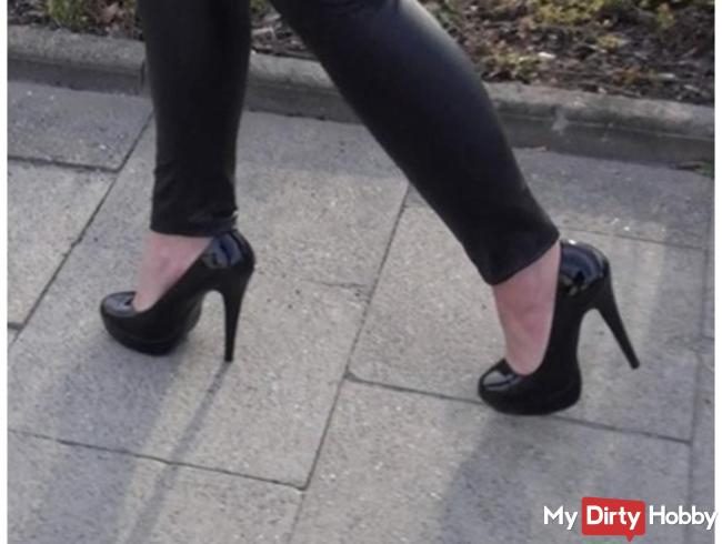 Schwarze Heels unterwegs