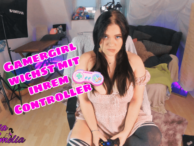 GamerGirl wichst mit ihrem Controller